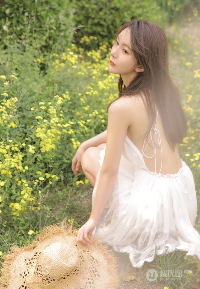 烈日下戴草帽的清新白裙女生户外花丛清新唯美写真图片