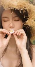 烈日下戴草帽的清新白裙女生户外花丛清新唯美写真图片