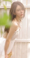 烈日下戴草帽的清新白裙女生户外花丛清新唯美写真图片