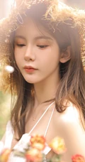 烈日下戴草帽的清新白裙女生户外花丛清新唯美写真图片