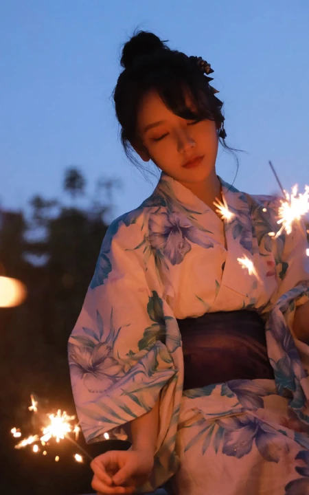 夜幕快降临时手拿燃烧烟花棒的和服装漂亮清新女生唯美写真