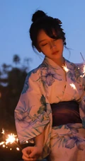 夜幕快降临时手拿燃烧烟花棒的和服装漂亮清新女生唯美写真