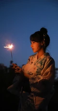 夜幕快降临时手拿燃烧烟花棒的和服装漂亮清新女生唯美写真