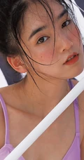 高原红女生在烈日下的沙滩身着泳装清新写真图片