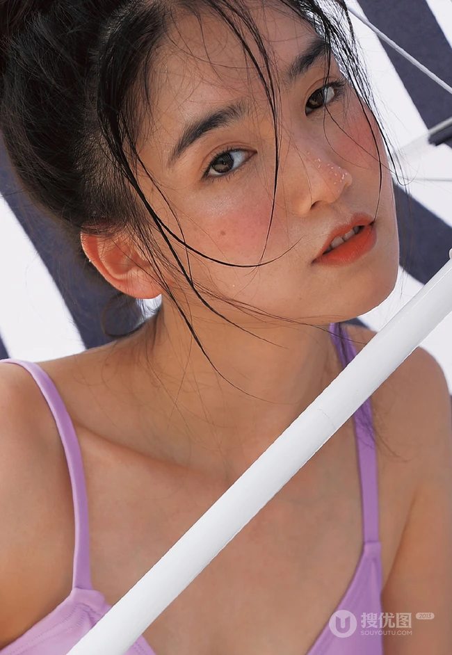 高原红女生在烈日下的沙滩身着泳装清新写真图片
