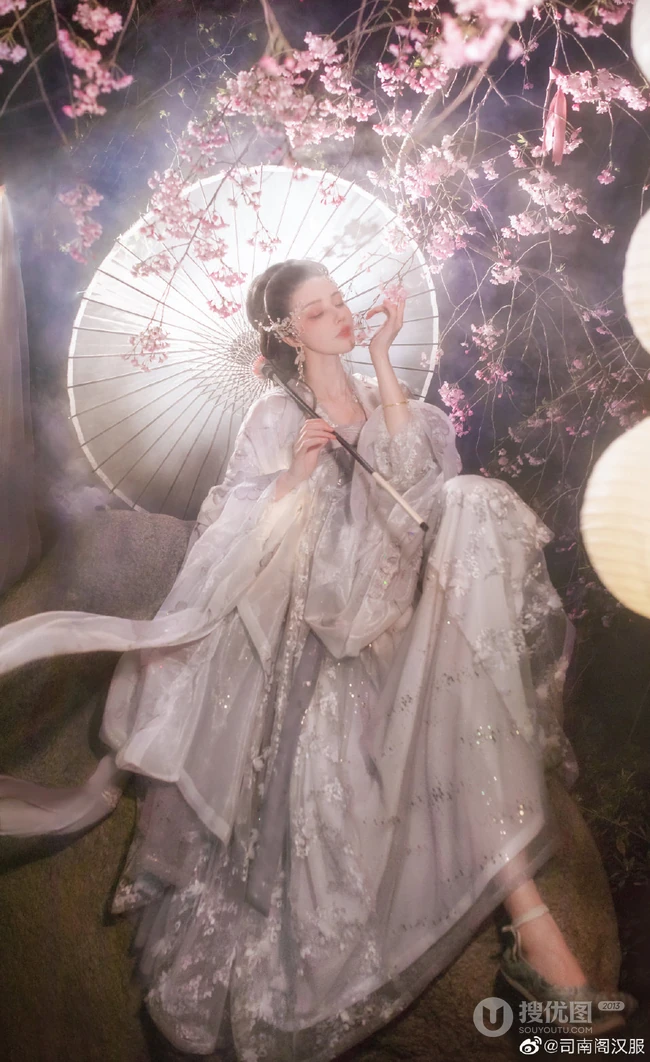 古风女生合集二，华夏古装汉服美人唯美摄影艺术图集