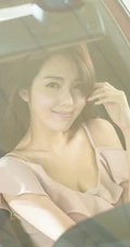 坐着汽车驾驶座的长发清纯美女高清手机壁纸
