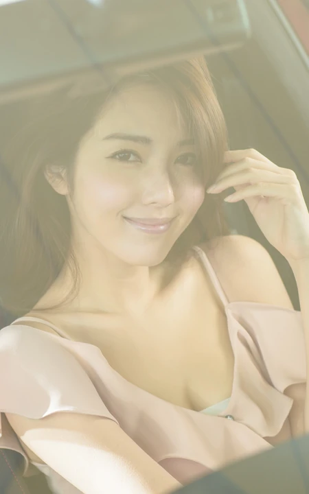 坐着汽车驾驶座的长发清纯美女高清手机壁纸