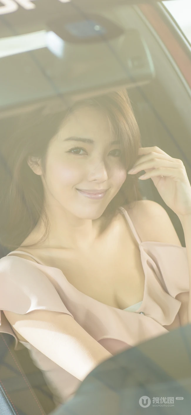 坐着汽车驾驶座的长发清纯美女高清手机壁纸