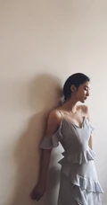 刘丁菡麻花辫发型气质低领长裙气质写真图片