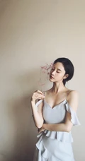 刘丁菡麻花辫发型气质低领长裙气质写真图片