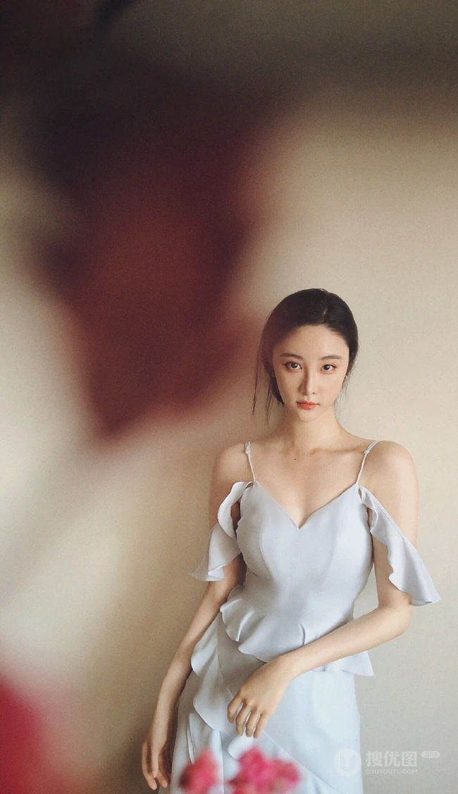 刘丁菡麻花辫发型气质低领长裙气质写真图片
