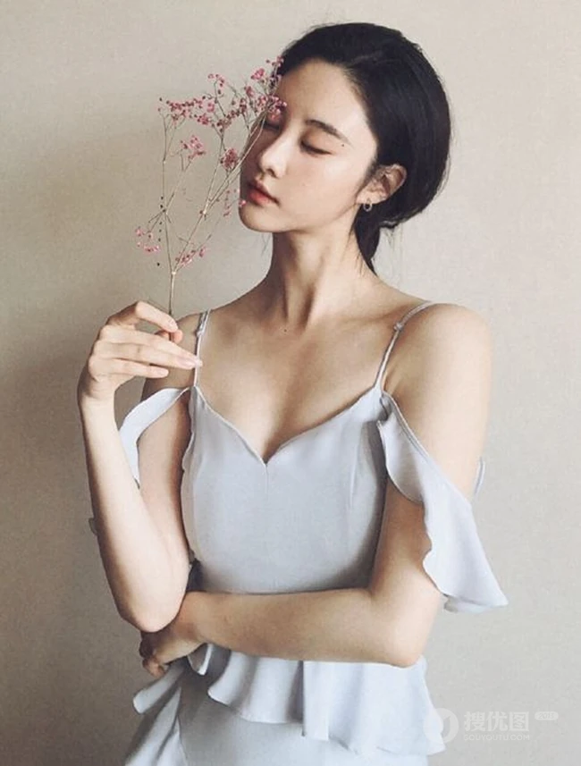 刘丁菡麻花辫发型气质低领长裙气质写真图片