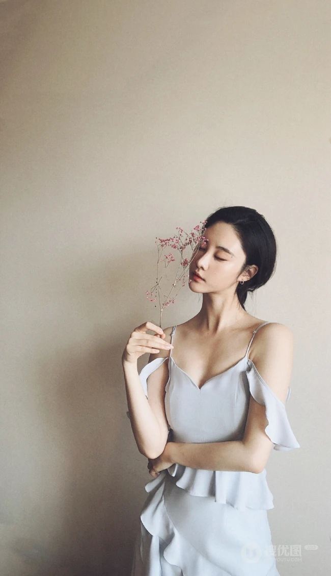 刘丁菡麻花辫发型气质低领长裙气质写真图片