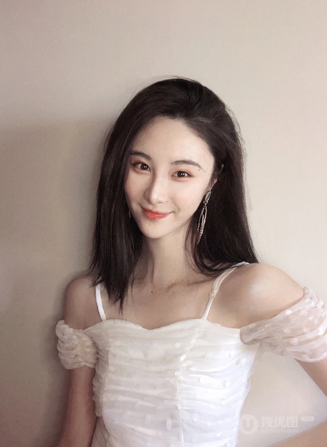 刘丁菡麻花辫发型气质低领长裙气质写真图片