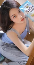 齐肩短发清新清新女生小姐姐手拿cd超高清室内写真照