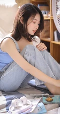 齐肩短发清新清新女生小姐姐手拿cd超高清室内写真照
