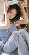 齐肩短发清新清新女生小姐姐手拿cd超高清室内写真照