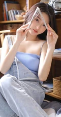 齐肩短发清新清新女生小姐姐手拿cd超高清室内写真照