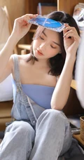 齐肩短发清新清新女生小姐姐手拿cd超高清室内写真照