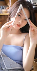 齐肩短发清新清新女生小姐姐手拿cd超高清室内写真照