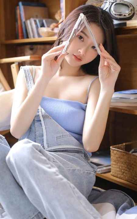 齐肩短发清新清新女生小姐姐手拿cd超高清室内写真照