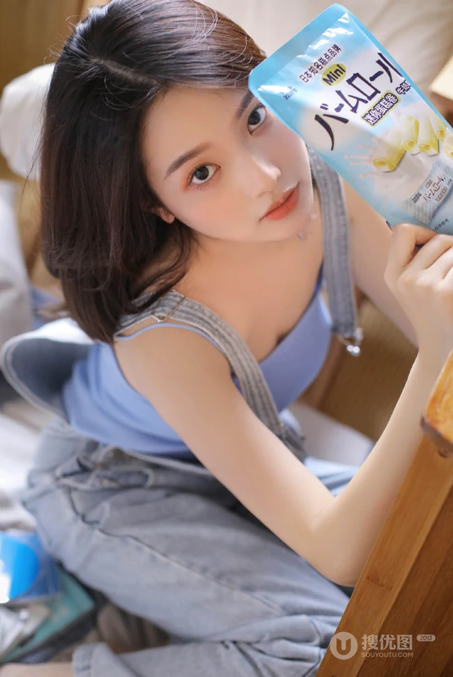 齐肩短发清新清新女生小姐姐手拿cd超高清室内写真照