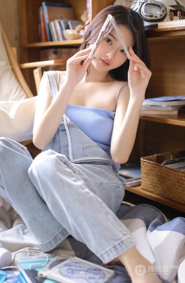 齐肩短发清新清新女生小姐姐手拿cd超高清室内写真照