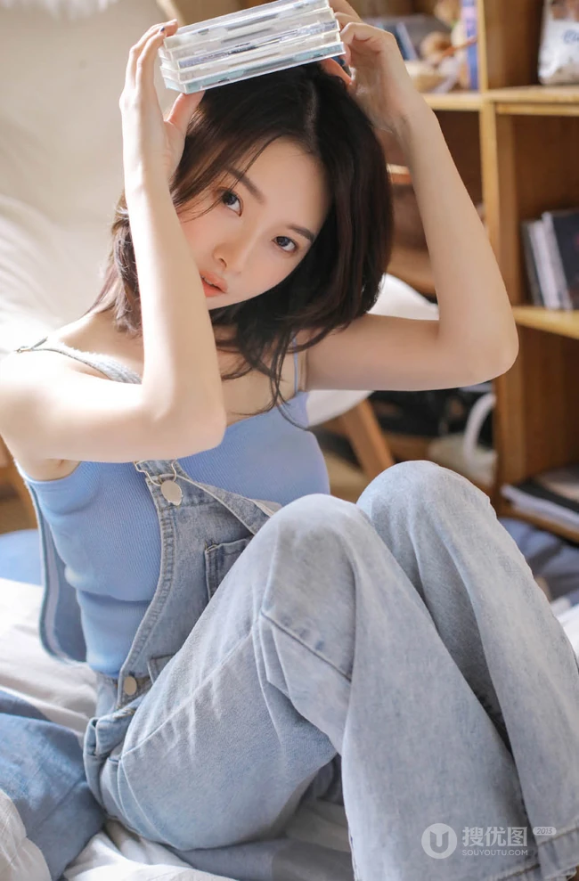 齐肩短发清新清新女生小姐姐手拿cd超高清室内写真照