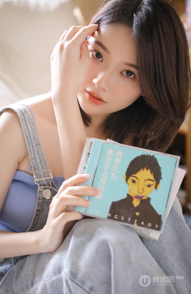 齐肩短发清新清新女生小姐姐手拿cd超高清室内写真照