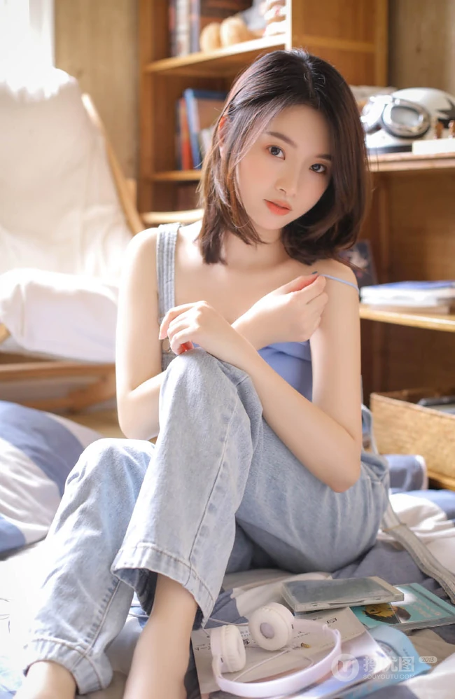 齐肩短发清新清新女生小姐姐手拿cd超高清室内写真照