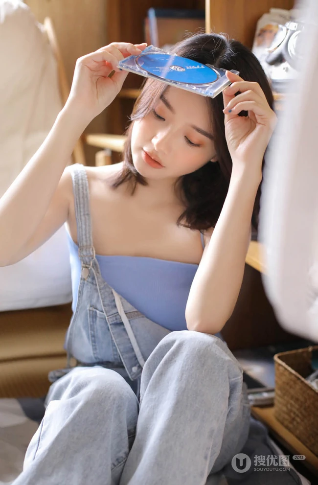 齐肩短发清新清新女生小姐姐手拿cd超高清室内写真照