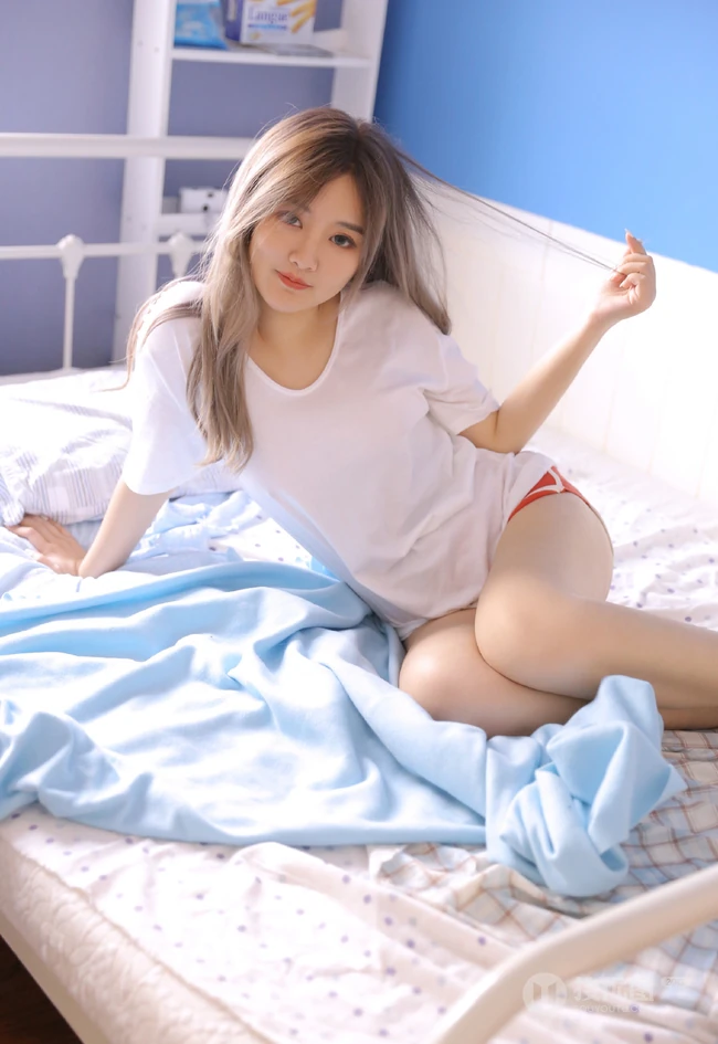 漂亮女生多套服饰清新清新私密写真图集