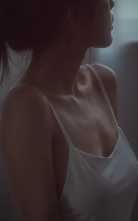 美的令人窒息，肩带睡裙女生略带朦胧，若隐若现的气质室内图集