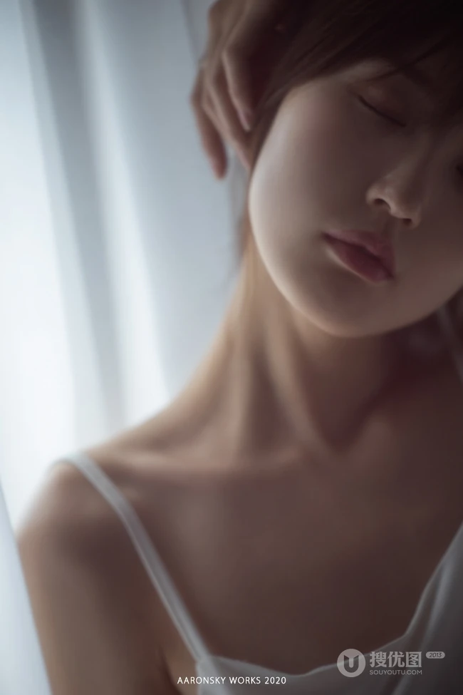 美的令人窒息，肩带睡裙女生略带朦胧，若隐若现的气质室内图集