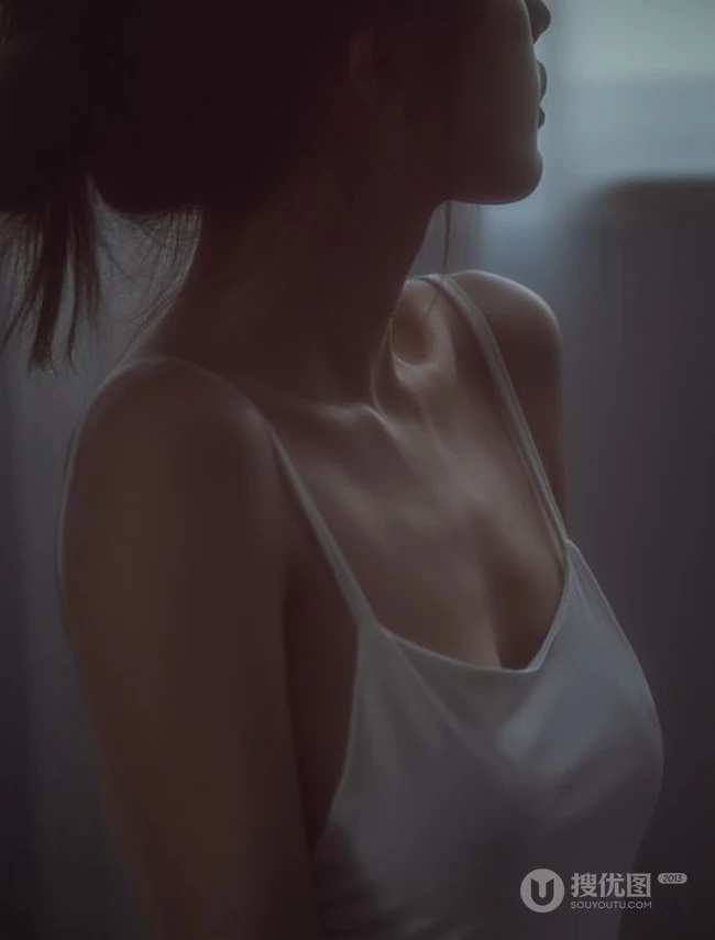 美的令人窒息，肩带睡裙女生略带朦胧，若隐若现的气质室内图集