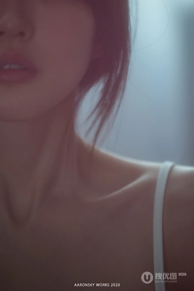 美的令人窒息，肩带睡裙女生略带朦胧，若隐若现的气质室内图集