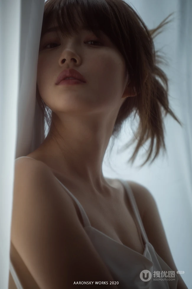 美的令人窒息，肩带睡裙女生略带朦胧，若隐若现的气质室内图集
