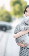 陈瑶抱着一只大肥猫上街唯美写真图片