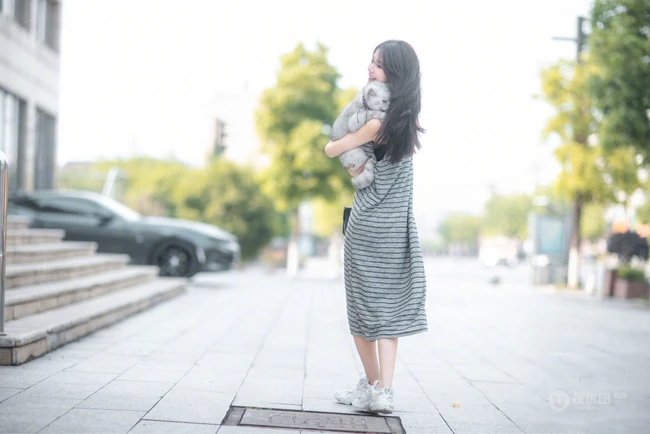 陈瑶抱着一只大肥猫上街唯美写真图片