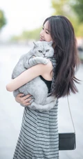 陈瑶抱着一只大肥猫上街唯美写真图片