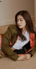 李兰迪魅力时尚微卷长发搭配工装酷美杂志写真图片