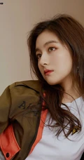 李兰迪魅力时尚微卷长发搭配工装酷美杂志写真图片
