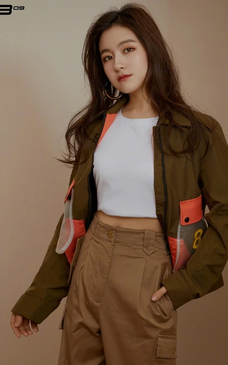 李兰迪魅力时尚微卷长发搭配工装酷美杂志写真图片