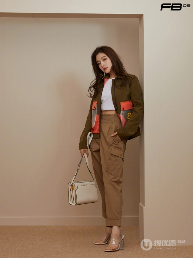 李兰迪魅力时尚微卷长发搭配工装酷美杂志写真图片