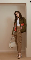李兰迪魅力时尚微卷长发搭配工装酷美杂志写真图片