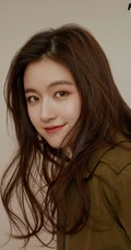 李兰迪魅力时尚微卷长发搭配工装酷美杂志写真图片