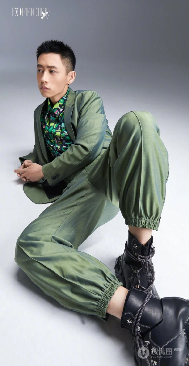 魏晨寸头发型搭配多套服饰登杂志写真图片