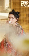 张予曦很甜很撩双丸子头卷发发型登《时尚新娘》杂志图片