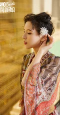 张予曦很甜很撩双丸子头卷发发型登《时尚新娘》杂志图片